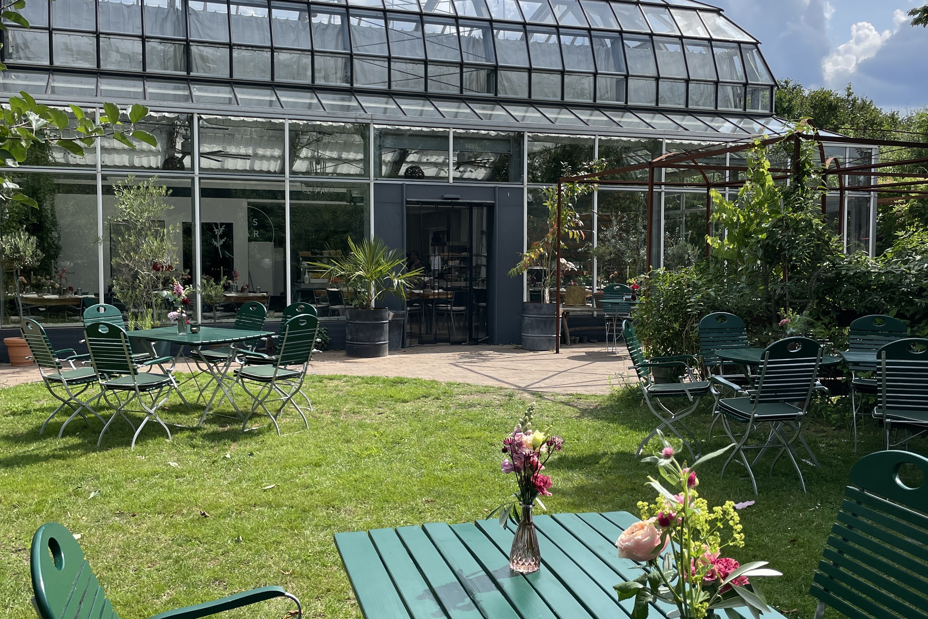 Glas&uuml;berdachung der Orangerie im Waldgarten