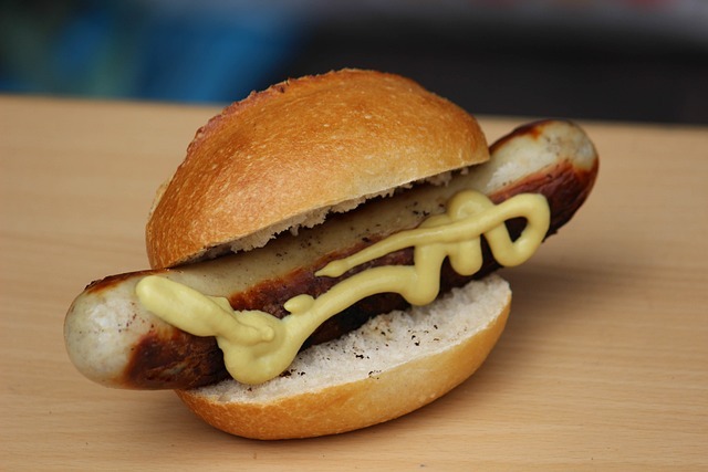 Bratwurst auf Brötchen mit Senf