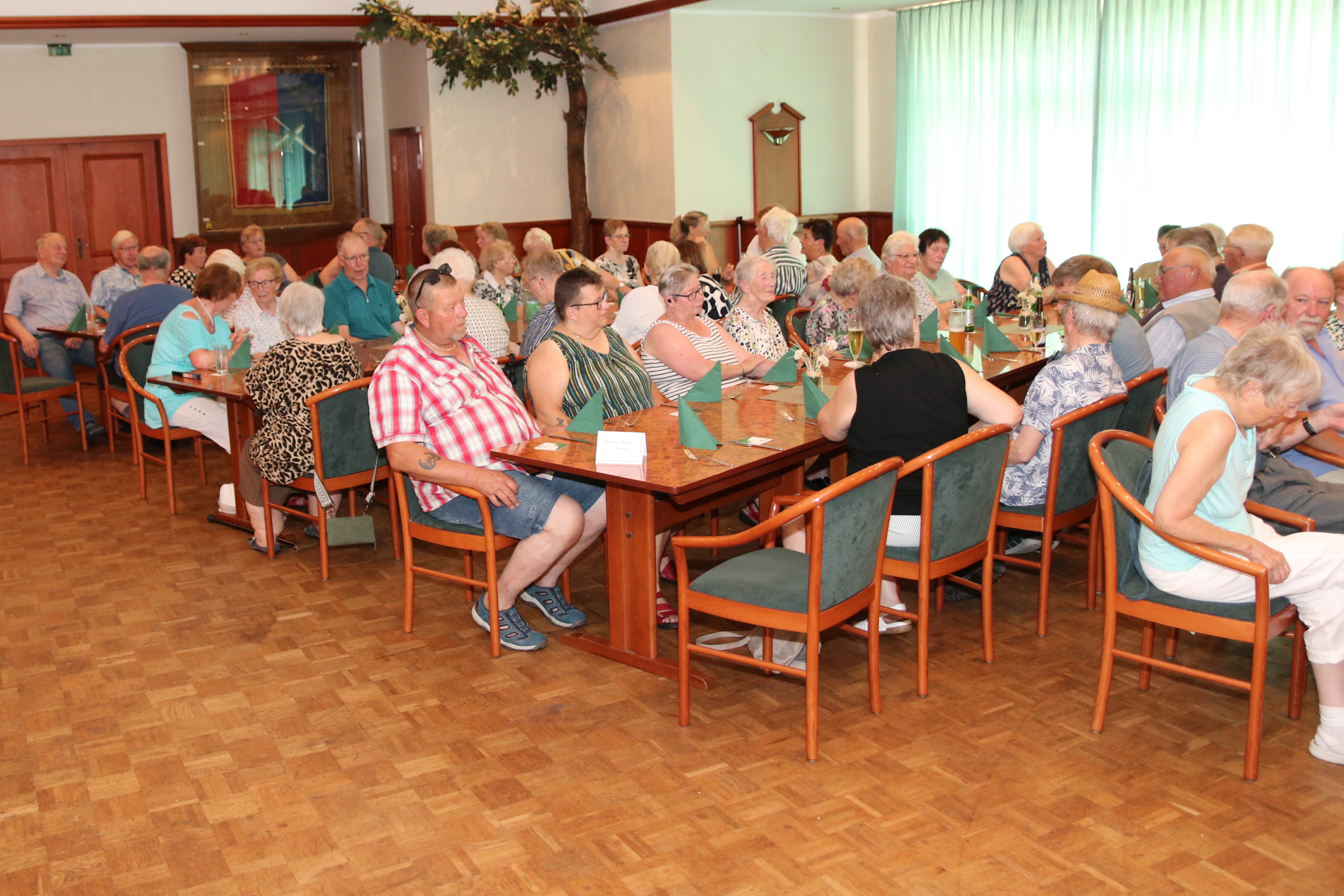 Teilnehmer im Saal vor Beginn der Veranstaltung Teilnehmer im Saal vor Beginn der Veranstaltung