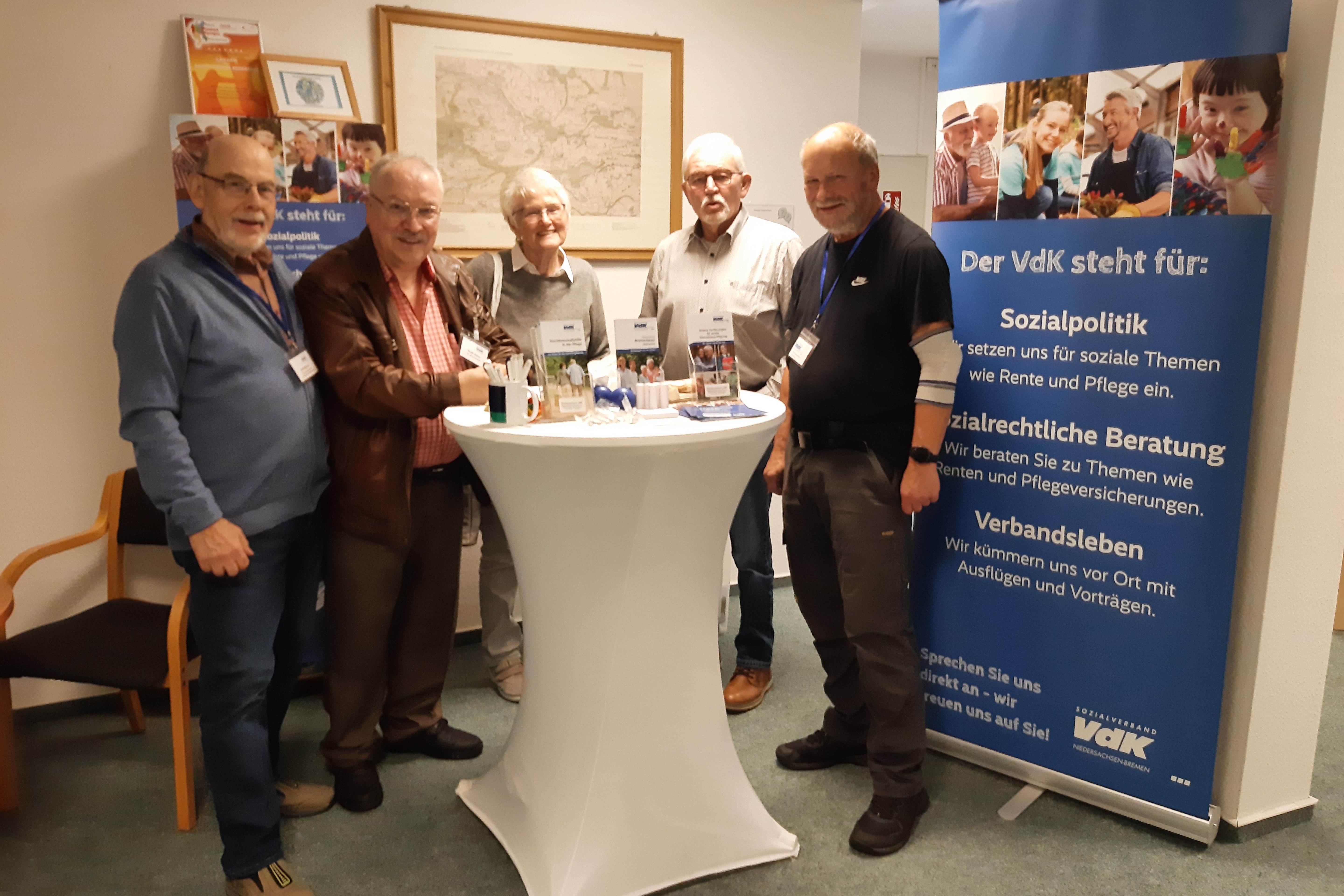 Einige Vorstandsmitglieder und ein Mitglied am Stand in Bad Bederkesa