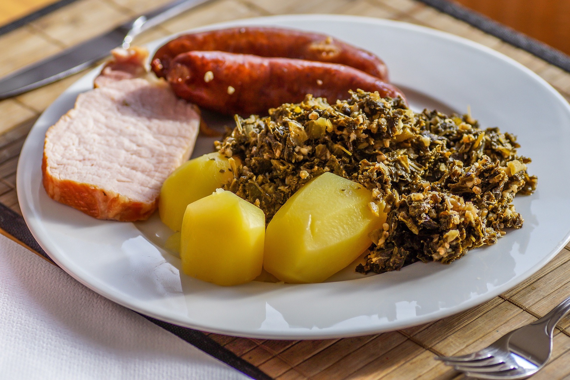 Essteller mit Gr&uuml;nkohl, Kartoffeln, Kassler und Pinkel