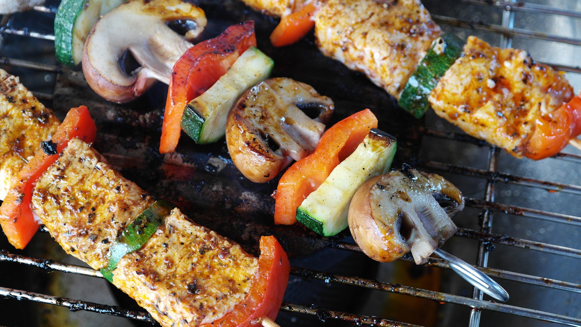 Fleischspieße auf dem Grill