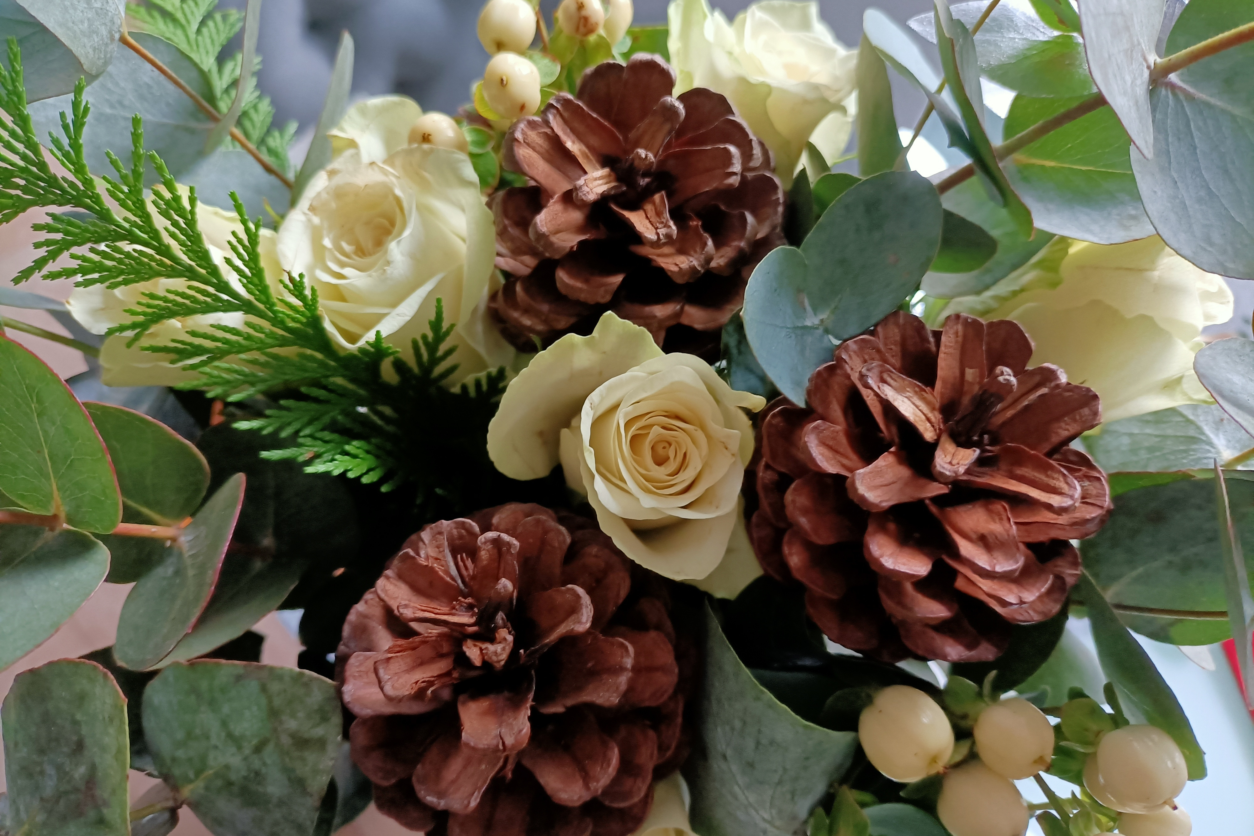 weihnachtlicher Rosenstrauß weihnachtlicher Rosenstrauß in weiß