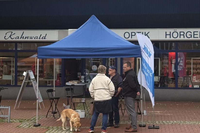 Vdk Infostand mit zwei Mitgliedern und dem Vorsitzenden Rico Zellin im Gespr&auml;ch