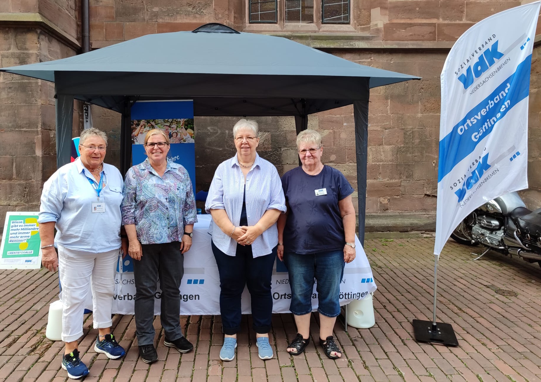 Vier Vereinsmitglieder vor dem Stand vom VdK