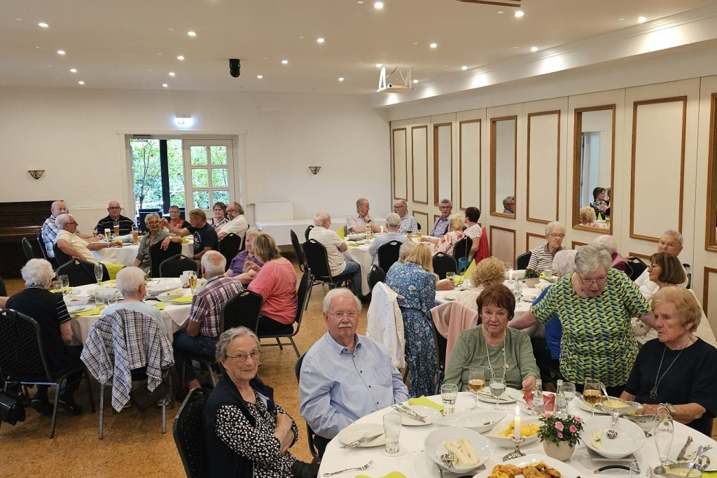 Spargelessen im Heidehof Ahnsbeck Die Mitglieder des Ortsverbandes sowie Gäste sitzen im Saal im Heidehof Ahnsbeck uns essen Spargel.