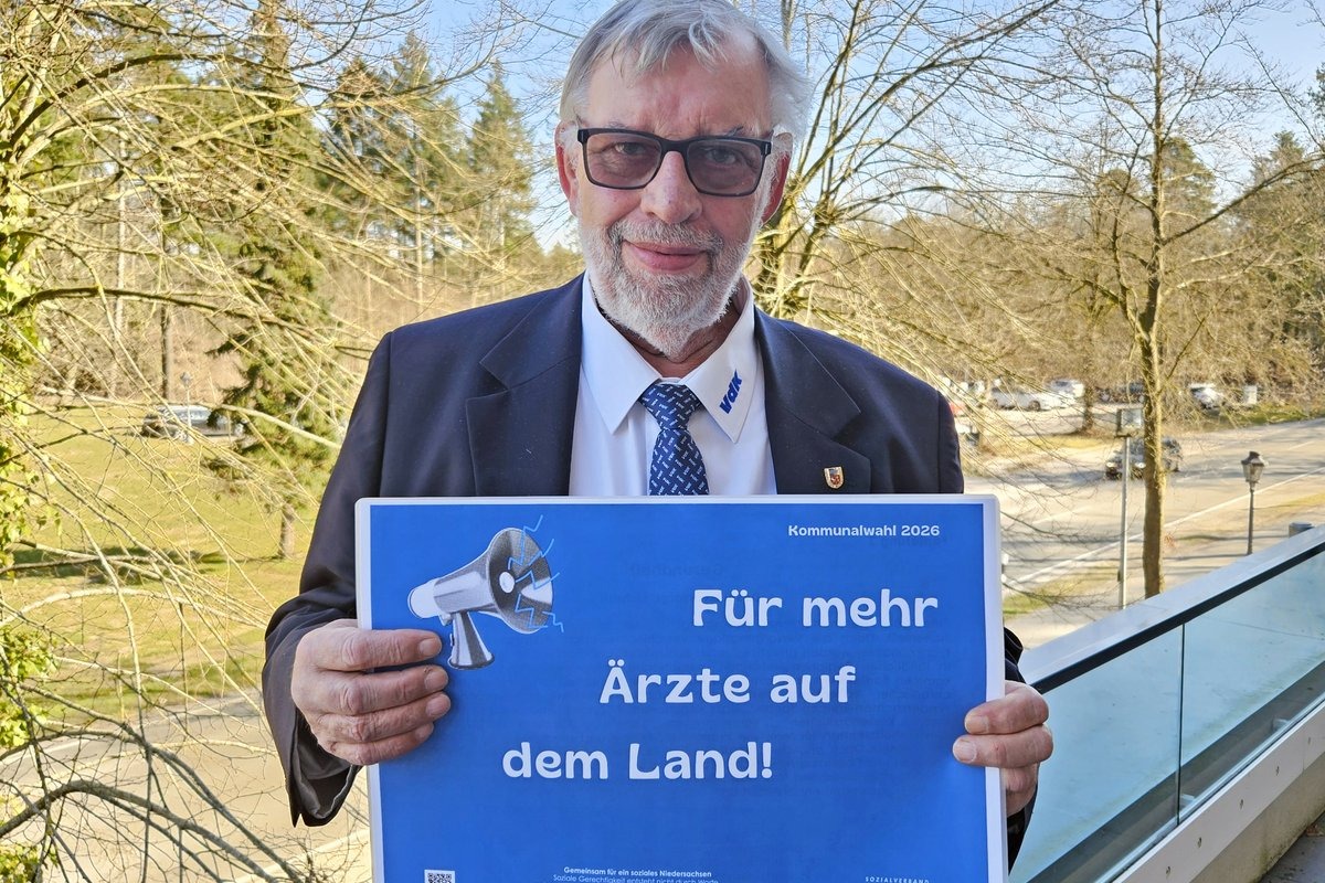 Friedrich Stubbe - Der Vorsitzende des Landesverbandes mit einer der Forderungen des VdK Friedrich Stubbe - Der Vorsitzende des Landesverbandes