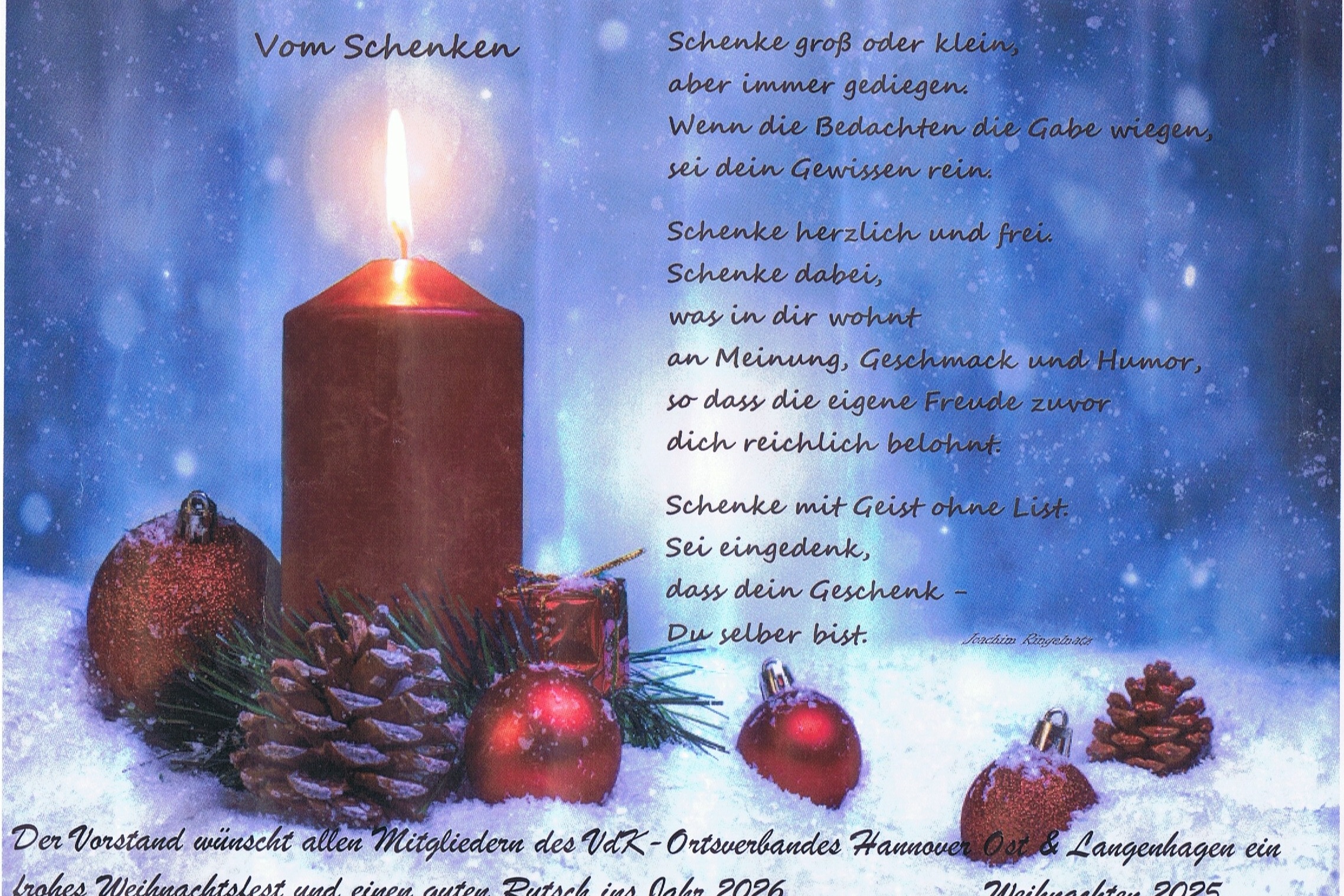 Weihnachts- und Neujahrsgruß des VdK Hannover-Ost & Langenhagen Das Bild zeigt eine weihnachtlich dekorierte Kerze, die im Schnee steht. Rechts daneben steht das Ringelnatz-Gedicht „Vom Schenken“ und darunter der Weihnachtsgruß des VdK Hannover-Ost & Langenhagen.