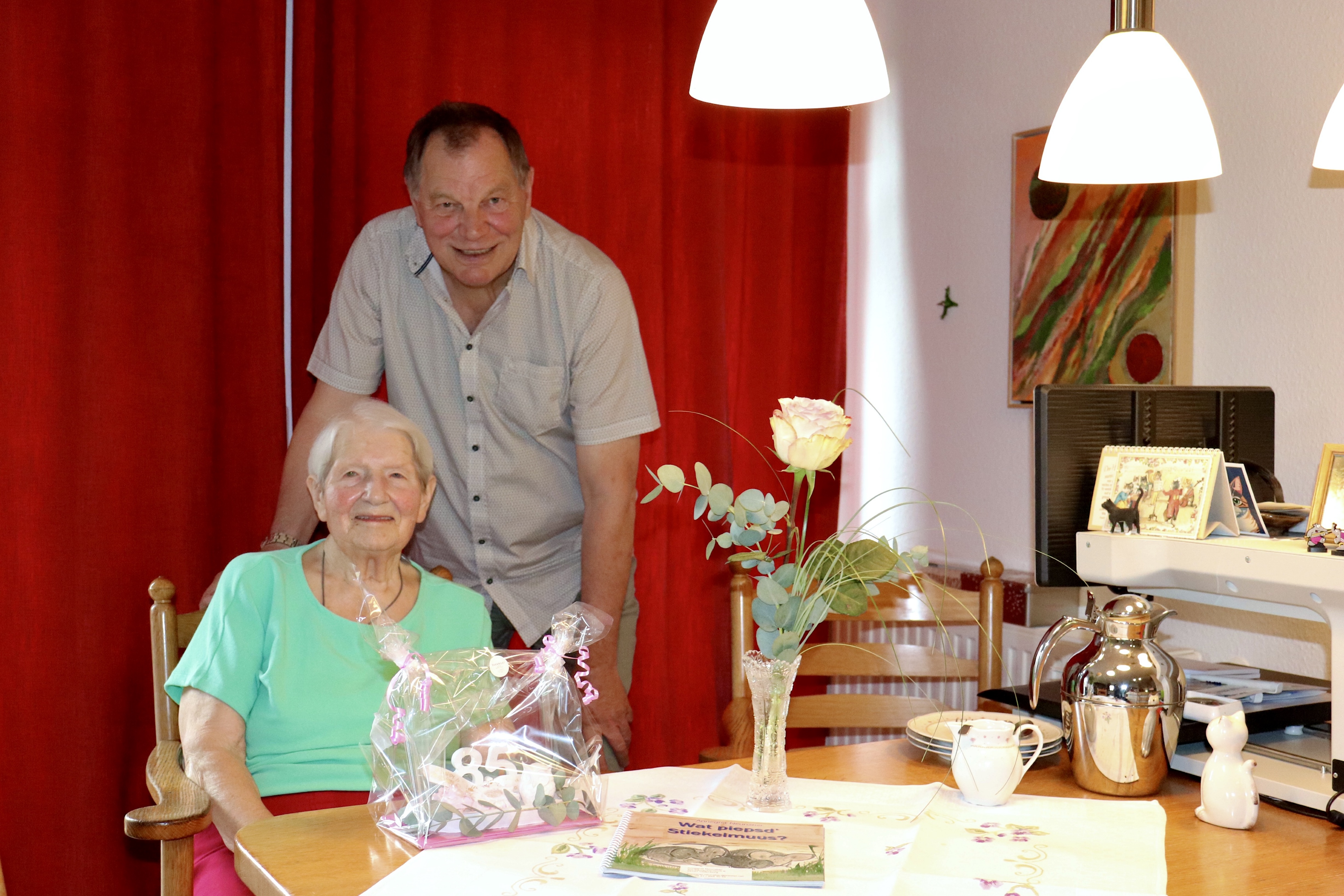 Heinz-Gerd Hinrichs gratuliert Frau Annegret Neunaber Gratulation