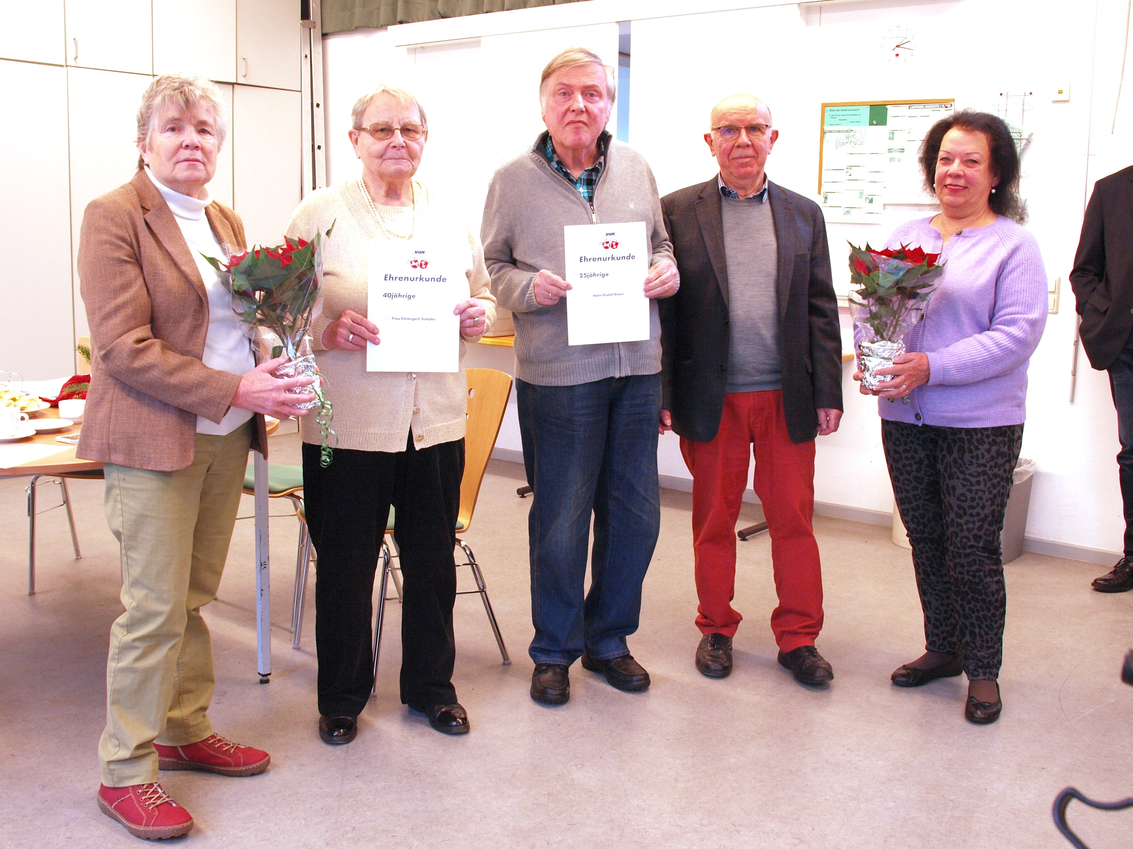 Auf dem Bild sind fünf Personen zu sehen. Von links nach rechts sind dies Bärbel Kaffka, Ehrengard Götzke und Rudi Braun. Beide halten eine Urkunde in der Hand). Daneben stehen Herbert Kaffka und Ingrid Tomaschke. Sie trägt eine Topfblume.