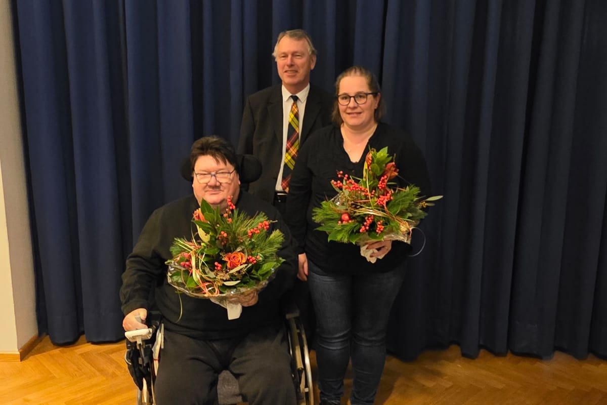 Im Foto von rechts nach links Andrea Dirks, Behindertenbeauftragte, Arno Ulrichs, B&uuml;rgermeister, Andreas K&uuml;hnel, Behindertenbeauftragter