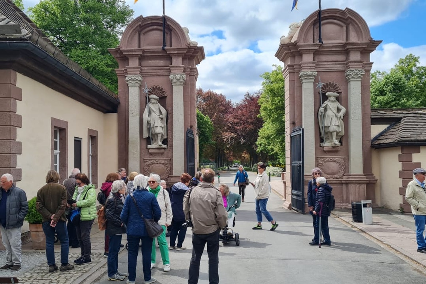 Schloss Corvey Mehrere Personen stehen am Schlosseingang von Schloss Corvey