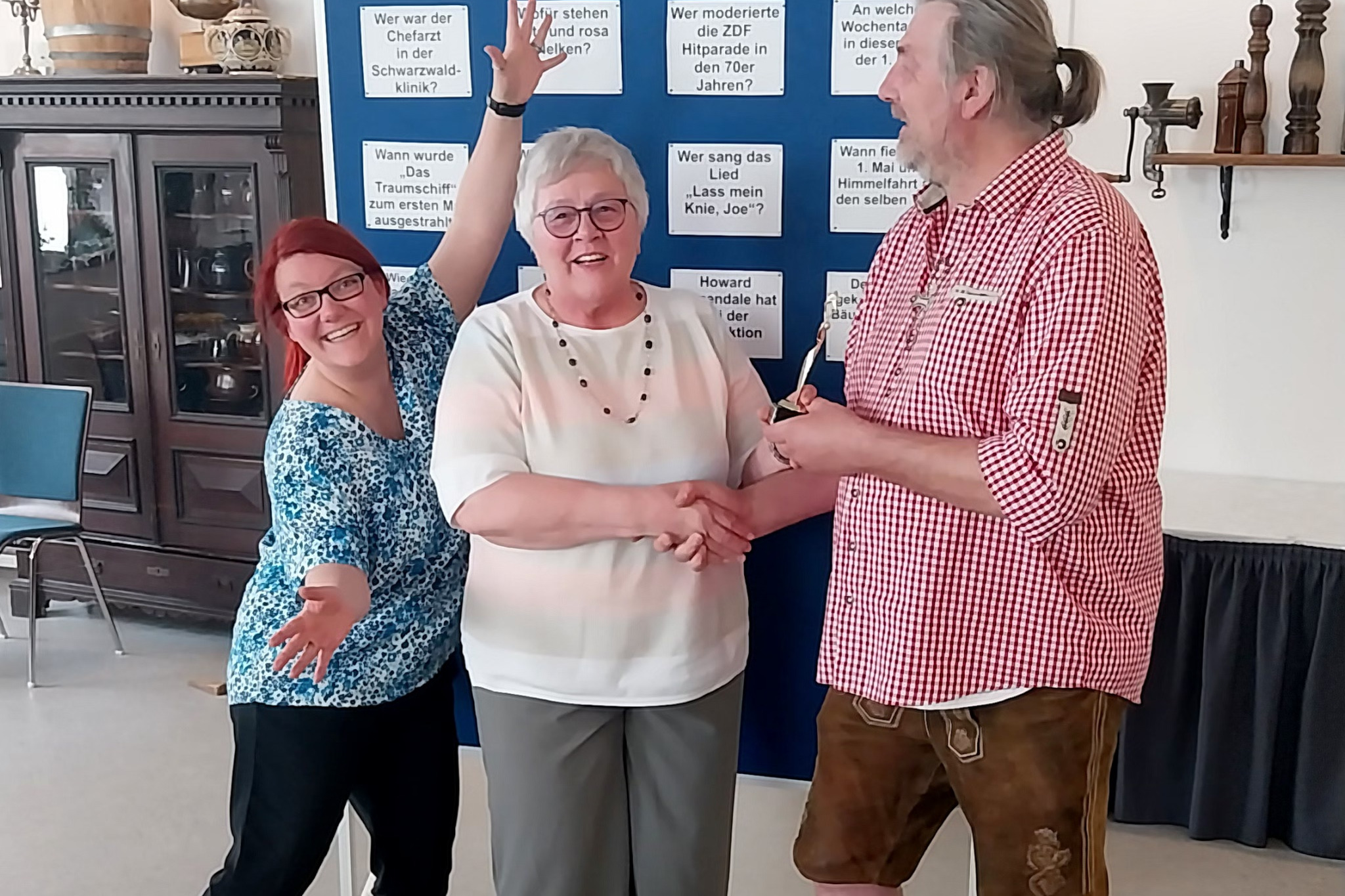 Siegerin beim "Kleinen Preis vom VdK Celle-Altstadt" Siegerin beim "Kleinen Preis vom VdK Celle-Altstadt. Marlies Kwasnitza erhält den Pokal.