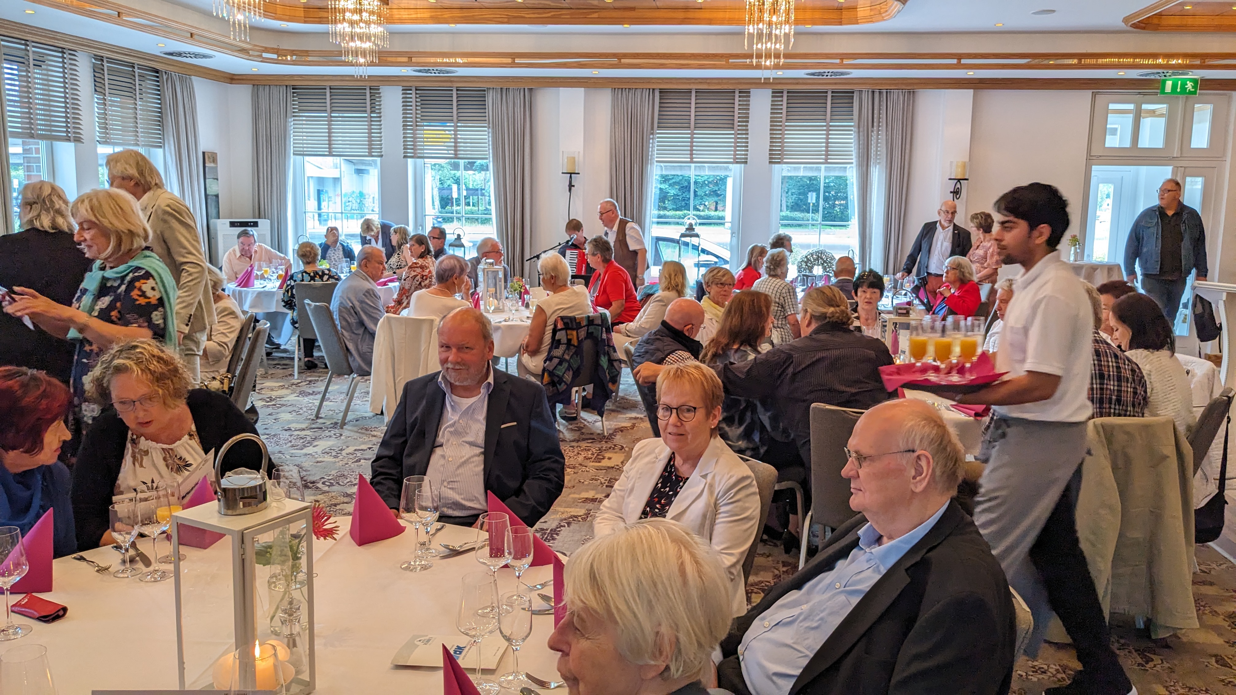 Blick in den voll besetzten Saal während der 75-Jahr-Feier Die Teilnehmerinnen und Teilnehmer der 75-Jahr-Feier an großen runden Tischen im Grollander Krug in Bremen.