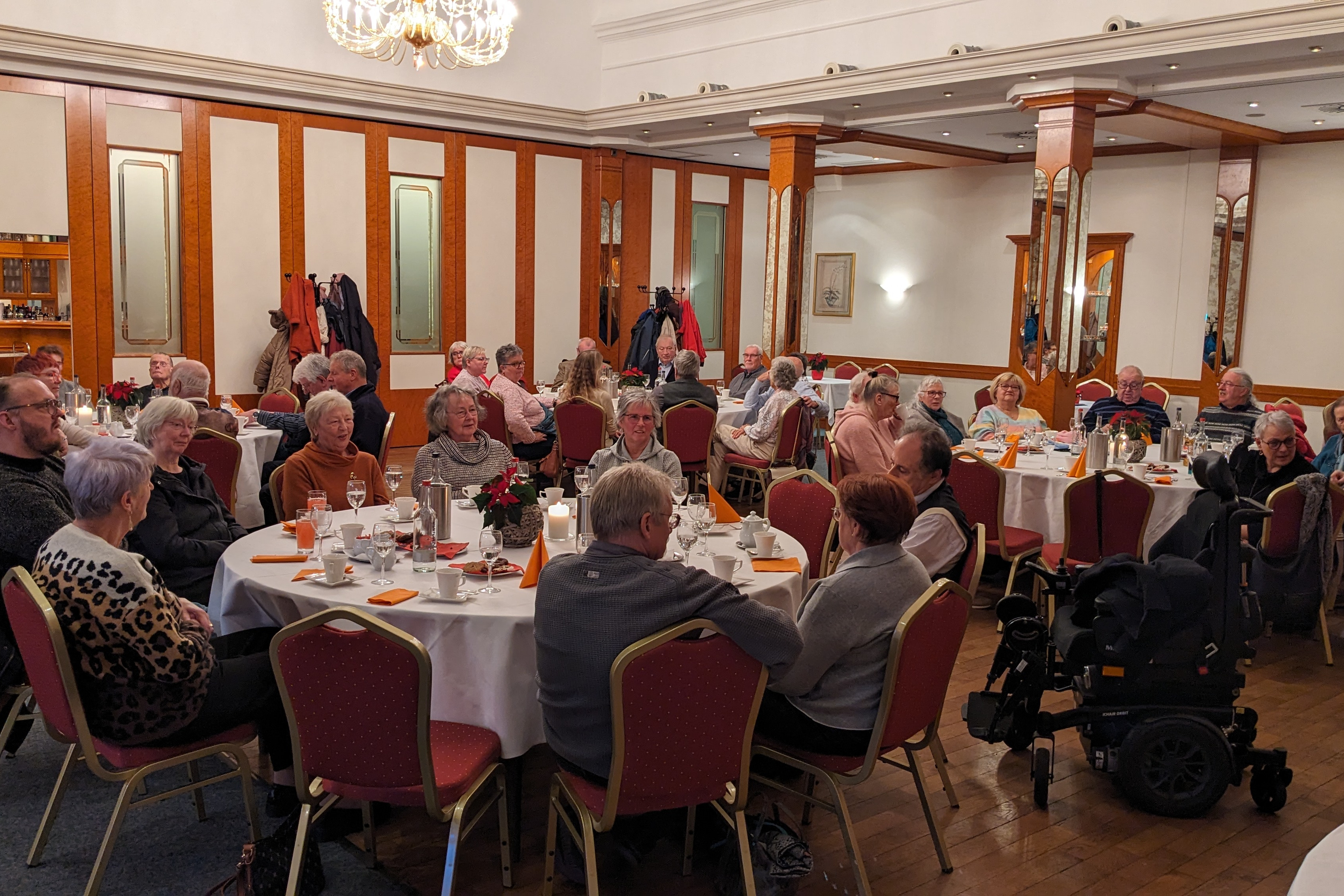 Die Gäste saßen an großen, geschmückten Tischen im großen Saal des Gasthauses Seekamp's Centralhallen. Das Foto vermittelt einen Eindruck von der gemütlichen Veranstaltung..