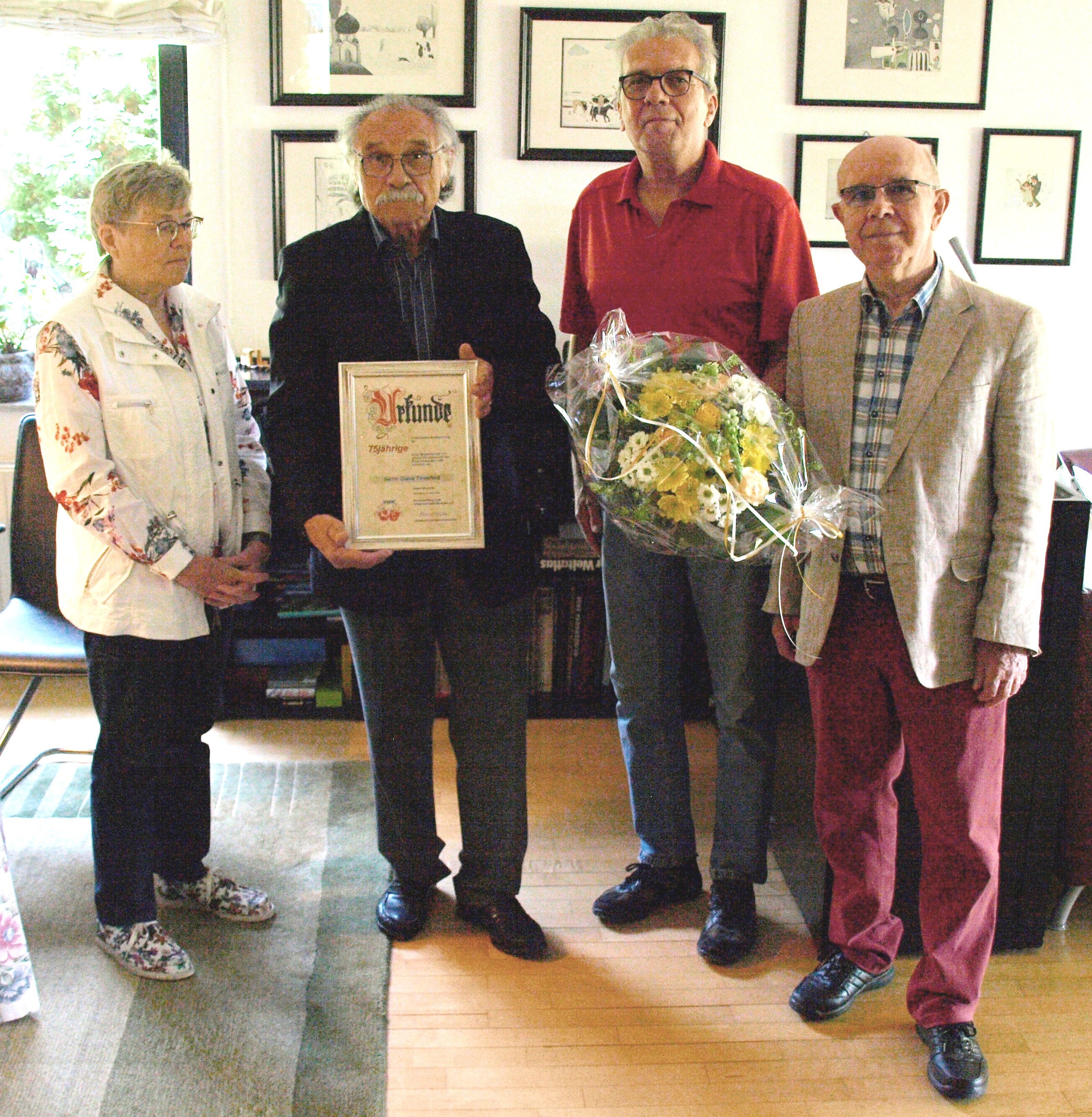 Das Bild zeigt von links nach rechts Bärbel Kaffka, Claus Tinnefeld, Friedhelm Fingerhut und Herbert Kaffka. Herr Tinnefeld zeigt seine Urkunde zu 75 Jahren VdK-Mitgliedschaft.