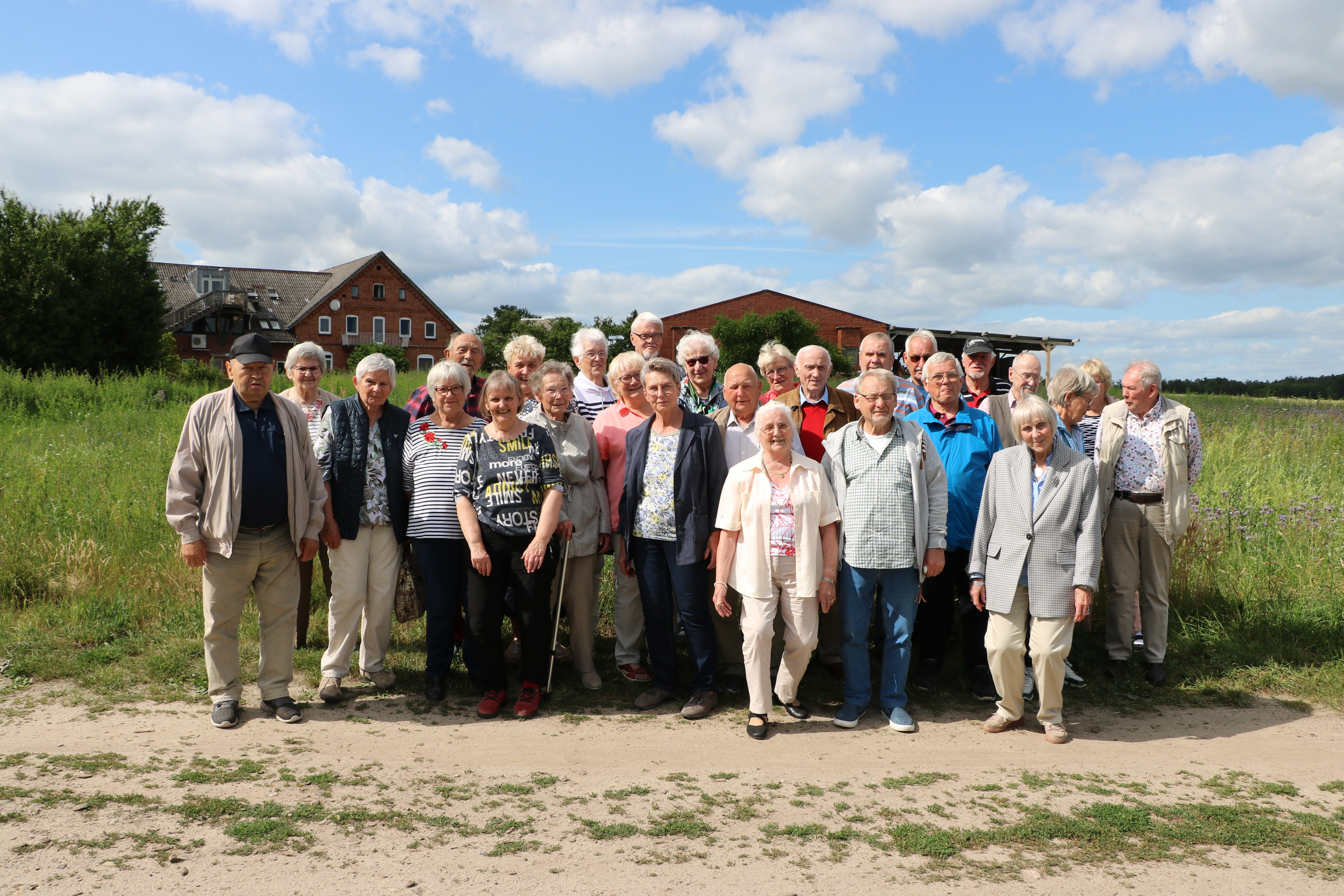 Die muntere Reisegruppe in Sammatz auf dem Michaelis Hof